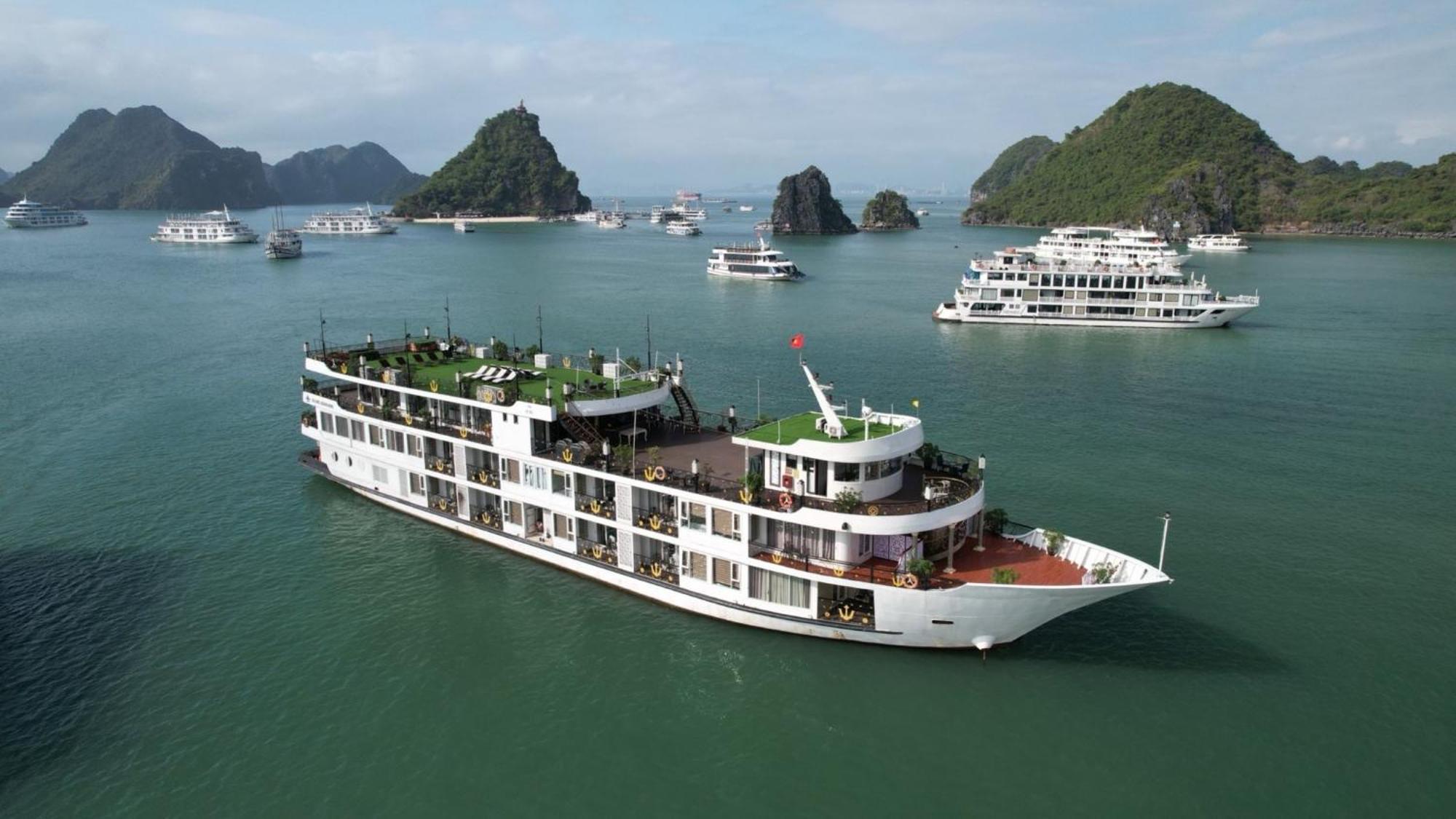 Halong Aquamarine Royal Cruise Hotel Hạ Long-öböl Kültér fotó