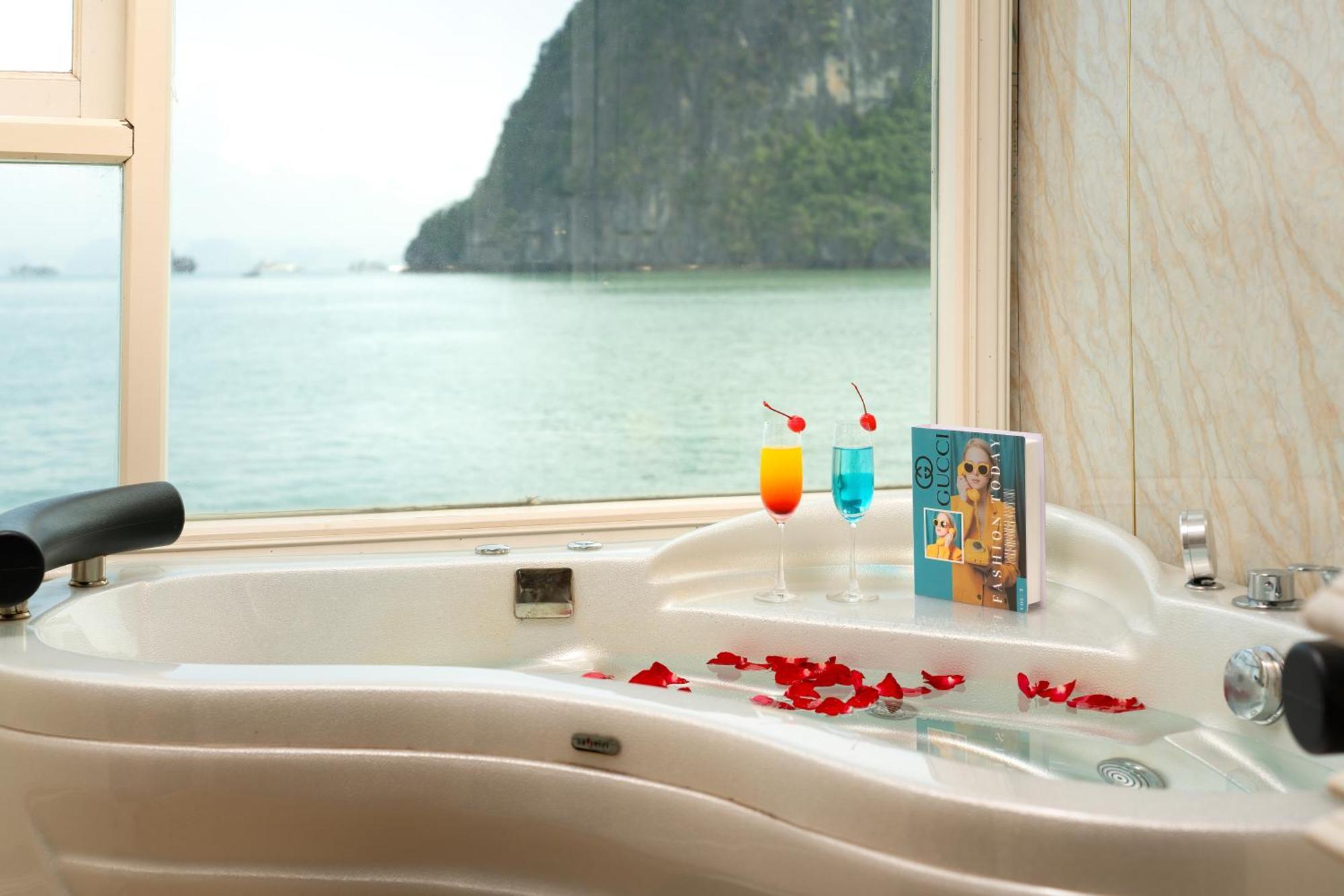 Halong Aquamarine Royal Cruise Hotel Hạ Long-öböl Kültér fotó